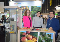 Ekaterina Voevodova, Diana Campos y Frederico Hernandez de Apeajal Jalisco, asociación de productores de aguacate de México.